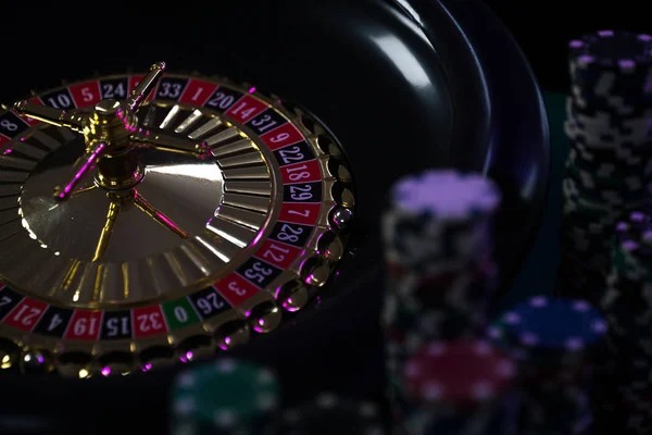Live Sakong table with dealer cards and player selections visible on screen